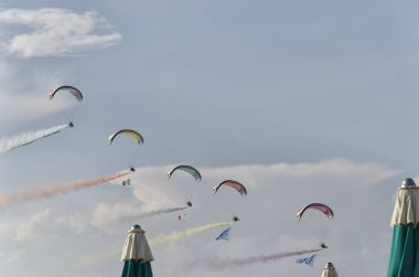 Renkli duman yollar ile beş paramotors