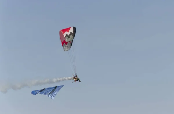 Hombre pilotando un paramotor — Foto de Stock