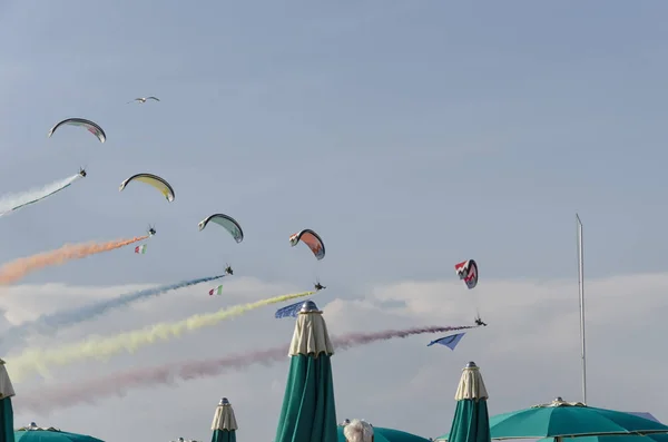 Pięciu paramotors w paradzie na plaży — Zdjęcie stockowe