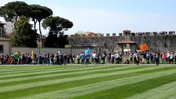 Pisa, Italien. 10 mars 2017: Flag-wavers i aktion under en historisk parad — Stockvideo