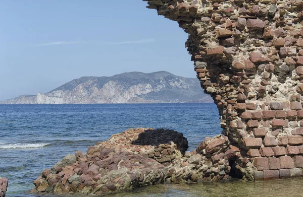 Ruinas de torre emerge del mar — Foto de Stock