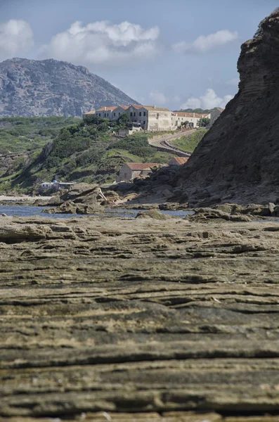 Геологические слои на побережье Италии — стоковое фото