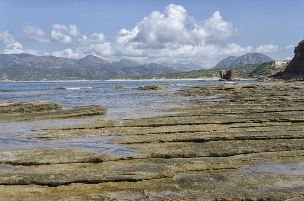 Capas geológicas en la costa — Foto de Stock
