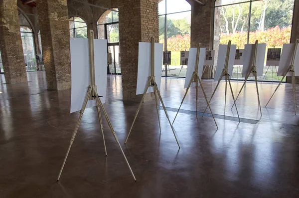 Stands de pintores vacíos en exposición de arte —  Fotos de Stock