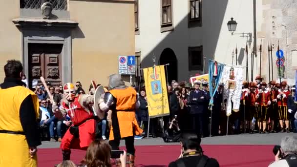 Lutte entre chevaliers dans la foire médiévale à Pise — Video