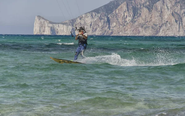 Leeftijd persoon houdt actief door het beoefenen van kitesurf — Stockfoto