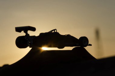 Vintage tek koltuklu arka planda gün batımı ile