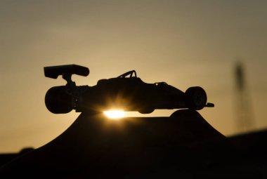 Arka planda gün batımı ile güzel tek koltuklu