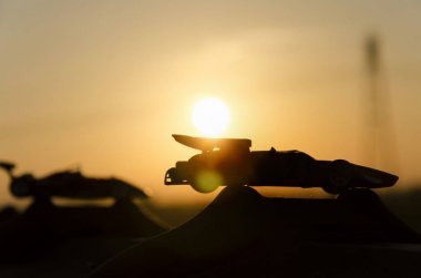 İki tarihi tek koltuklu arka planda gün batımı ile