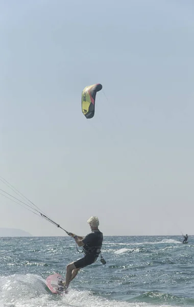 Senior houdt actief door het beoefenen van watersport — Stockfoto