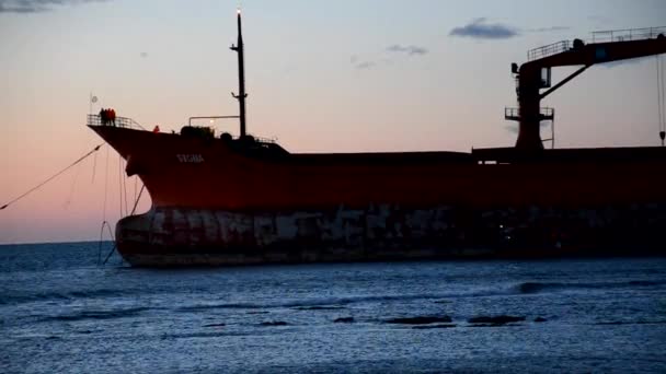 Rettungsaktion von Frachtschiff auf Grund gelaufen — Stockvideo