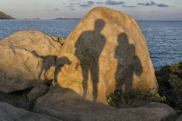 Mujer, hombre y perro en la playa — Foto de Stock