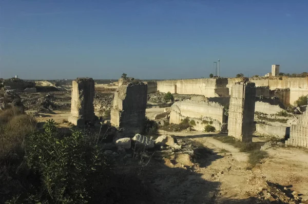 Terk edilmiş kalker ocağı Apulia — Stok fotoğraf