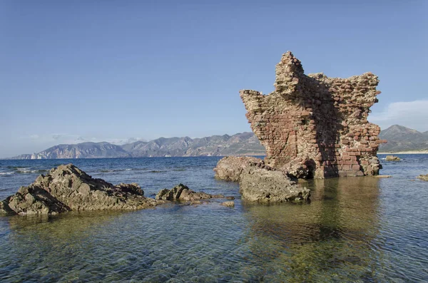 Ruinas del castillo emerge del mar — Foto de Stock