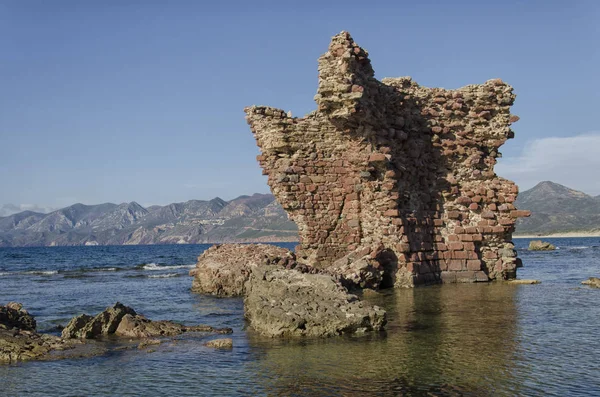 Las ruinas de un castillo emerge del mar — Foto de Stock