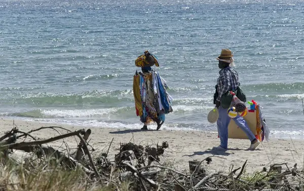Vendedores africanos en la playa italiana — Foto de Stock
