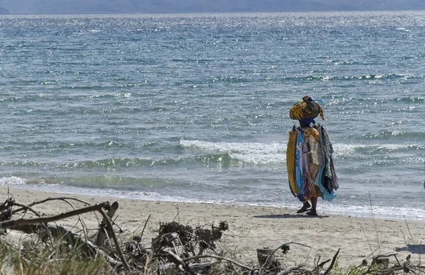 Vendedor africano en la playa italiana — Foto de Stock