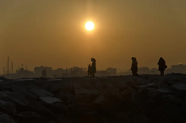 Persone in attesa del tramonto — Foto Stock