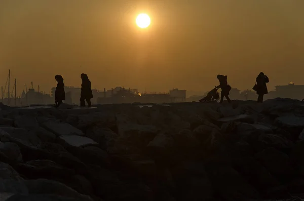 Persone in attesa di un tramonto incredibile — Foto Stock