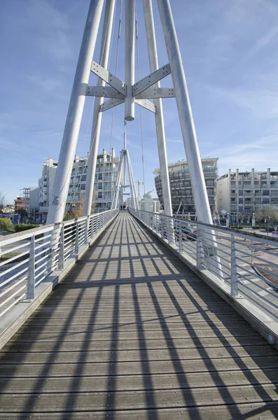 Ponte pedonal em um parque urbano — Fotografia de Stock