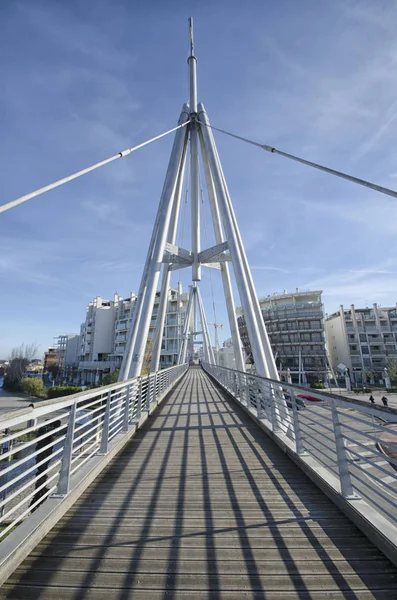 Modern bir şehir içinde yaya köprüsü — Stok fotoğraf
