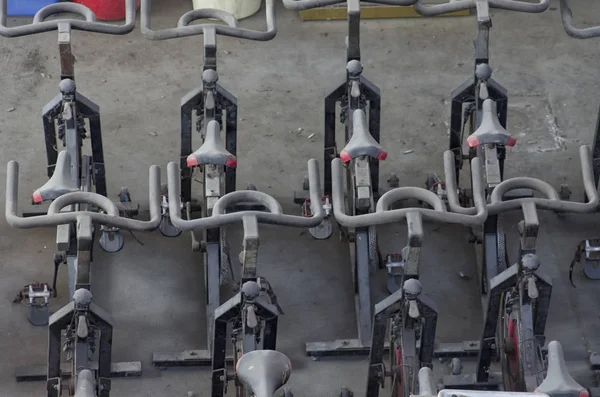 Vieux vélos fixes abandonnés dans un hangar — Photo