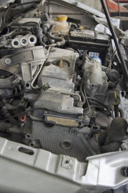 Bir garajda incidented araba