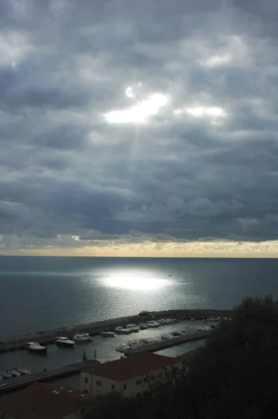 바다 위에 햇빛의 광선 — 스톡 사진