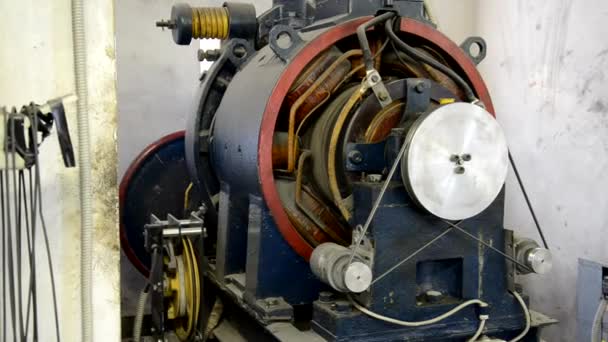 View of old elevator engine in action — Stock Video