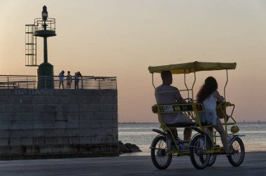 Gün batımında limandaki çekçek