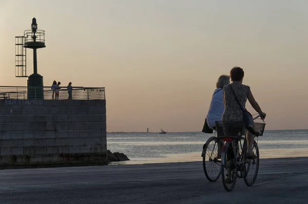 Silhouet van mensen bij de zonsondergang — Stockfoto