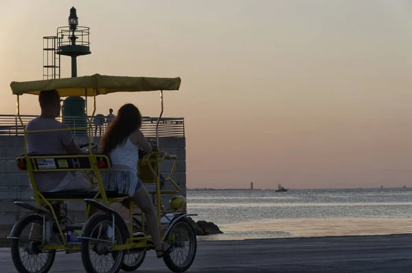 Vier wielen fiets langs de haven bij zonsondergang — Stockfoto