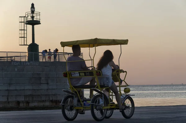 Vier wielen fiets bij de jachthaven bij zonsondergang — Stockfoto