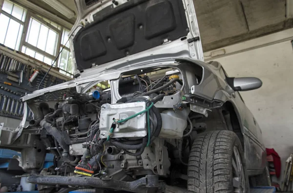 Die Motorhaube eines Unfallwagens — Stockfoto