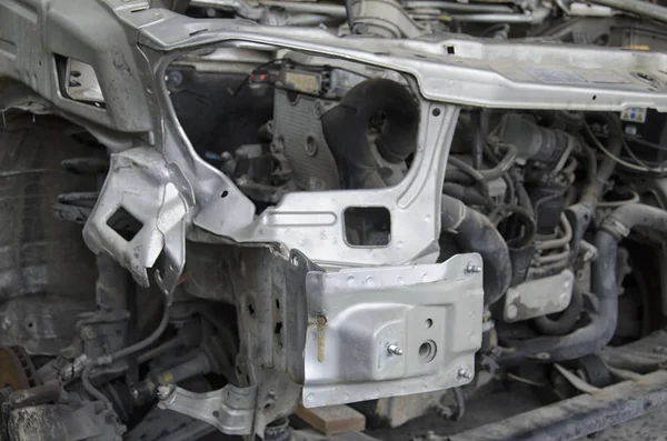 Het misvormde chassis van een gecrashte auto — Stockfoto
