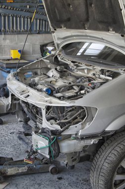 Düşen bir otomobilin deforme karoser