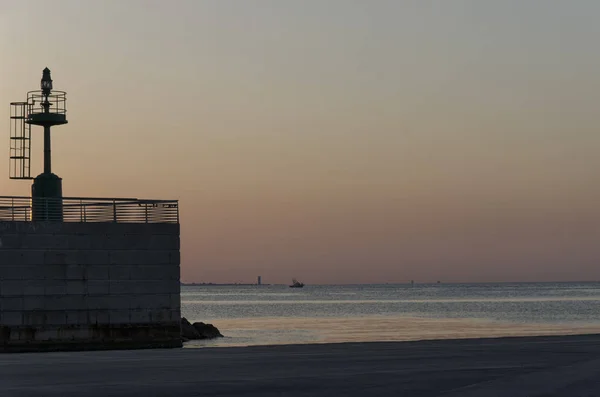 Ingang van de haven van Rimini bij zonsondergang — Stockfoto