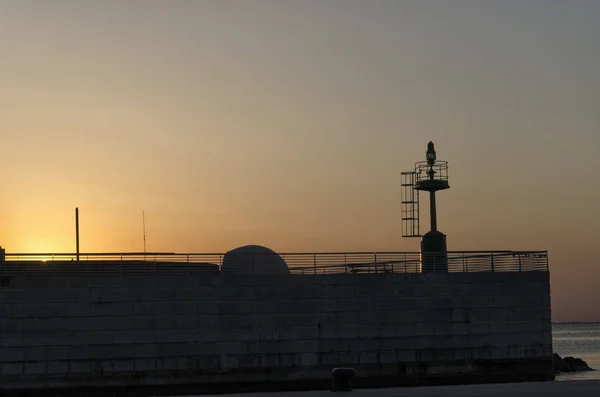 De ingang van Rimini marina bij zonsondergang — Stockfoto