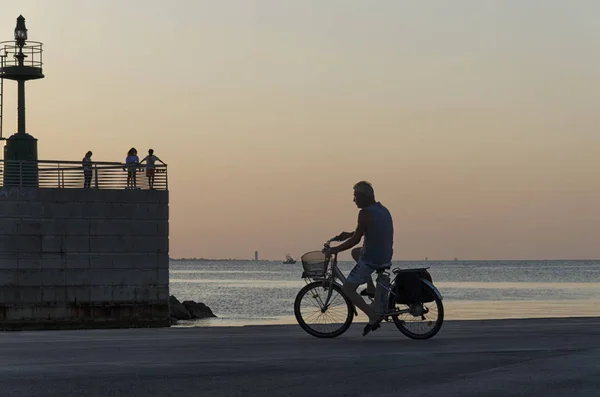 Mensen op de pier bij de zonsondergang — Stockfoto