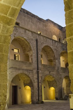 Otranto Kalesi'nin gün batımında