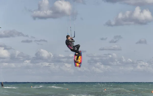 Kitesurfer beim akrobatischen Sprung — Stockfoto
