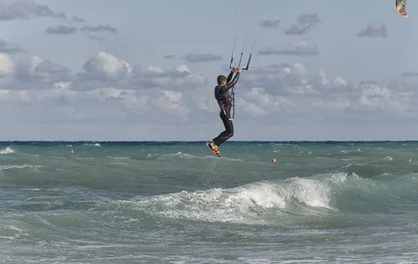 Kitesurfer terra in acqua dopo un salto — Foto Stock