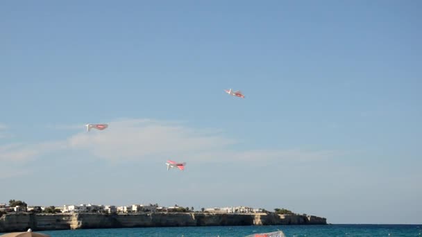 Aviones de papel jugando con el viento — Vídeos de Stock