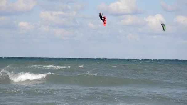 Kitesurfer hace un salto muy alto en el agua — Vídeo de stock