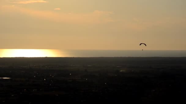 Svoboda s paragliding — Stock video