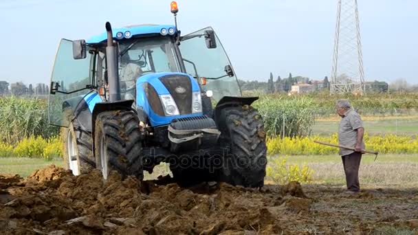 Trekker die de grond biedt — Stockvideo