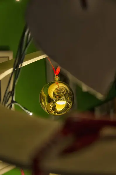 Bolas decorativas en un árbol de Navidad — Foto de Stock