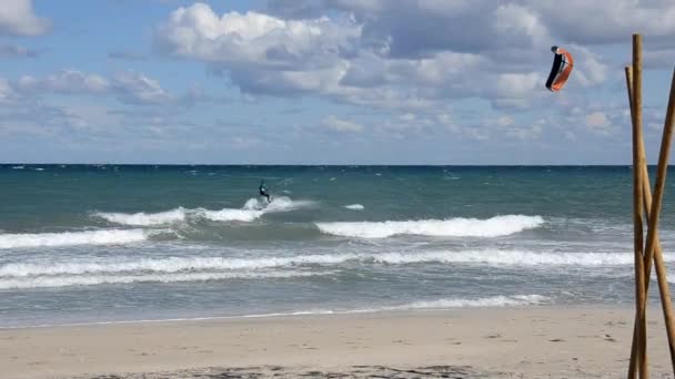 Kitesurfer in actie op een winderige dag — Stockvideo