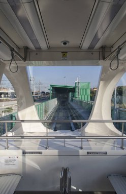 Metro tren istasyonunda girme