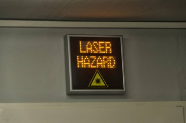 Lazer tehlike işareti bir laboratuvarda